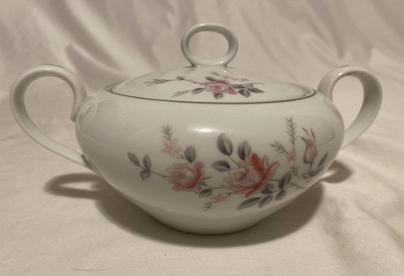 Beautiful￼ Vintage Harmony House Fine China Janet Japan 3837 Sugar Dish with Lid - Picture 1 of 12